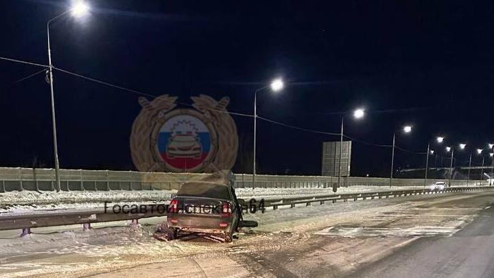 "Приора" столкнулась с грузовиком в Саратове и врезалась в ограждение