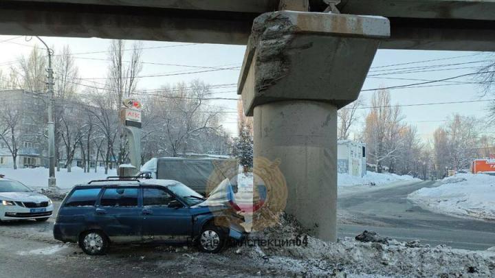 В Саратове "11-я" въехала в опору моста на Московском шоссе