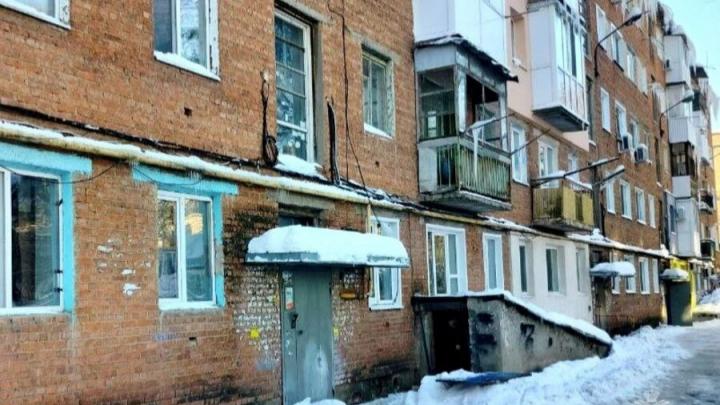 Под Энгельсом тушили пожар в пятиэтажке: эвакуировали 15 жильцов