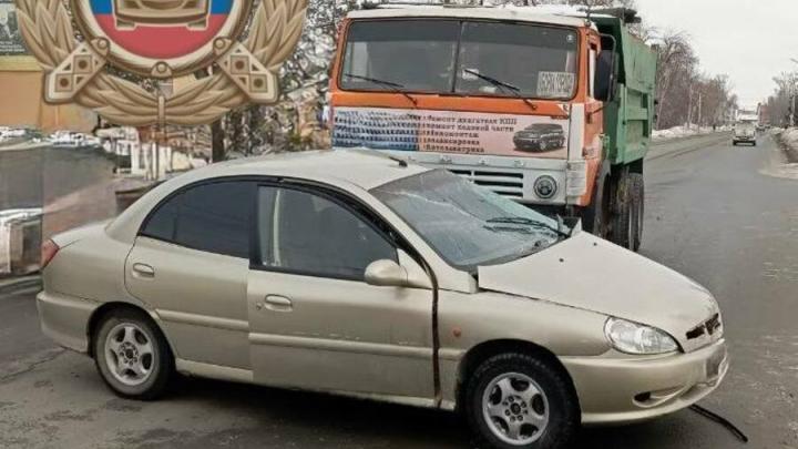 В Балакове водитель легковушки пострадал в ДТП с грузовиком