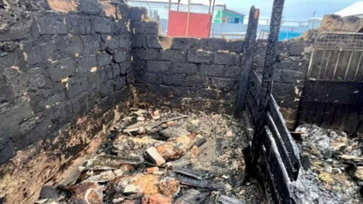 В саратовском поселке мужчина получил ожоги в горящем сарае, погибли животные