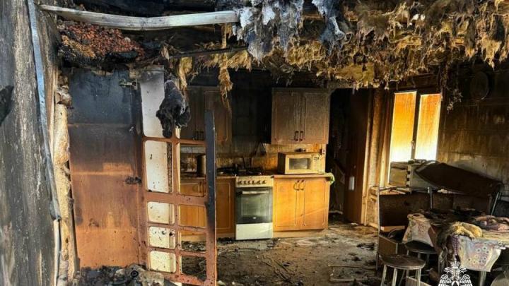 На окраине Саратова из-за короткого замыкания загорелась квартира На окраине Саратова из-за короткого замыкания загорелась квартира