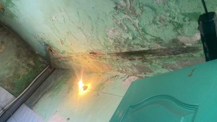 «Ждём обрушения»: саратовцы месяцами живут в доме с трещинами, плесенью и водой в подвале