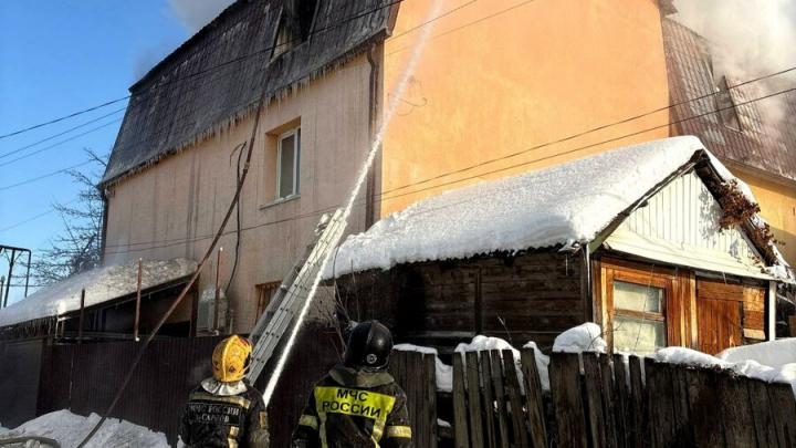 В Саратове шесть пожарных расчетов тушили двухэтажный дом в Затоне