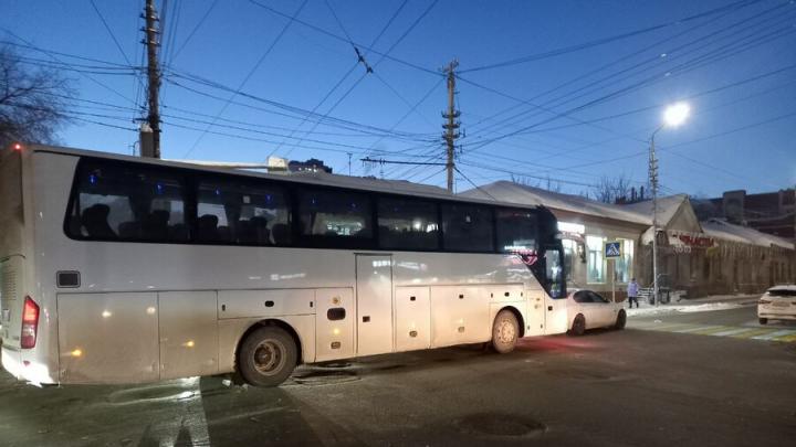В Саратове туристический автобус попал в ДТП и перекрыл улицу Чернышевского