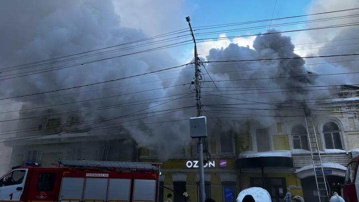 Недалеко от ТЮЗа в Саратове горит старинное здание: его тушат 7 расчетов Недалеко от ТЮЗа в Саратове горит старинное здание: его тушат 7 расчетов