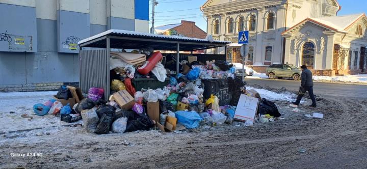 «Контейнеры переполнены»: саратовцы снова жалуются на работу «Ситиматика»