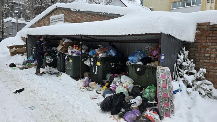 Горы отходов во дворах: жители улицы Танкистов в Саратове снова столкнулись с проблемой мусора