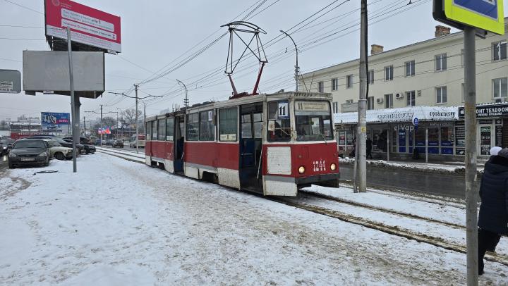 Движение трамвая №11 в Саратове прерывалось восемь раз за день