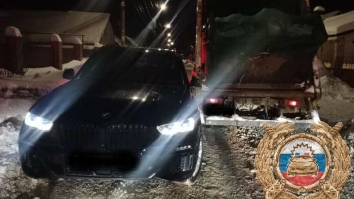 В Саратове водитель грузовика попал в больницу после столкновения с BMW