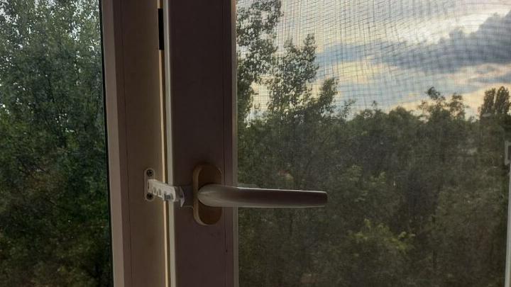 В Саратове из окна многоэтажки выпал мужчина