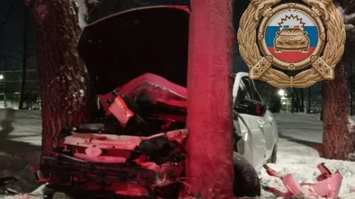 Девушка на "Приоре" врезалась в столб в Ленинском районе Саратова