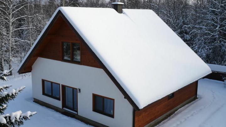 Снег сошёл с крыши в самый неподходящий момент: в Саратове погиб пенсионер