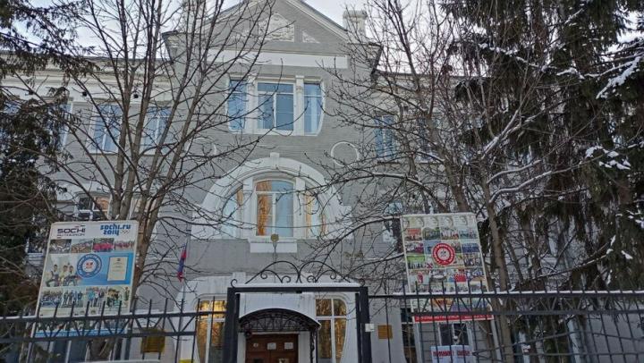 В колледже кулинарного искусства в Саратове обрушился потолок из-за протечки крыши