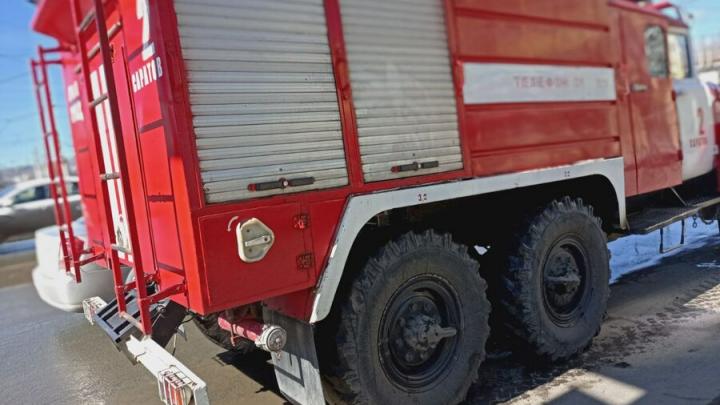 10 жильцов эвакуировали из горящей пятиэтажки в Саратове