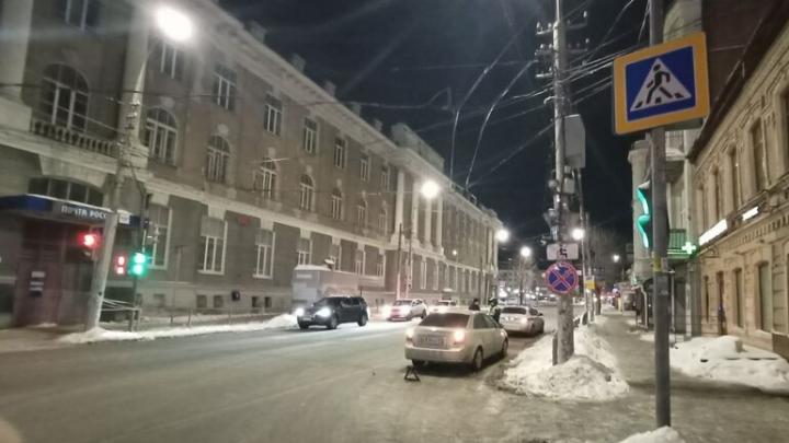 У саратовского Главпочтамта иномарка сбила двух девочек У саратовского Главпочтамта иномарка сбила двух девочек