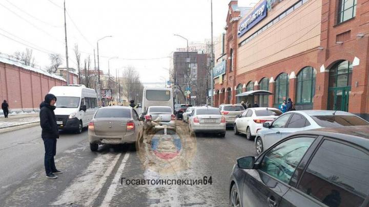 У "Триумф Молла" в Саратове в тройном ДТП пострадала автоледи