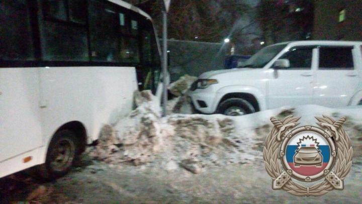 В Саратове маршрутка протаранила три автомобиля