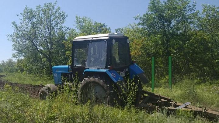 Пьяный житель Калининска на "ВАЗе" врезался в трактор