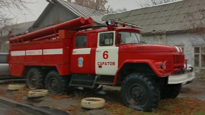 Семь жильцов эвакуированы из горящей двухэтажки в Ершове