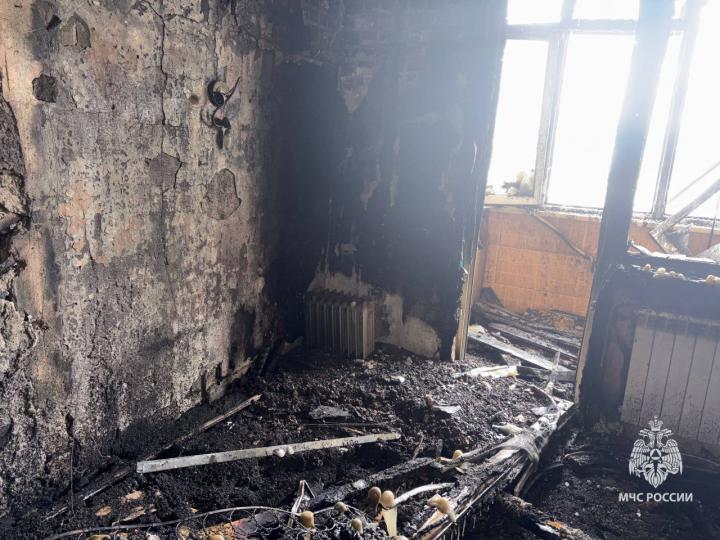 Пожар перекинулся на крышу: в Саратове погиб пенсионер, причина пока не установлена