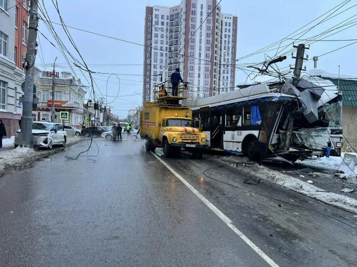 В Энгельсе столкнулись троллейбус и легковой автомобиль: пострадали 8 человек, прокуратура проводит проверку В Энгельсе столкнулись троллейбус и легковой автомобиль: пострадали 8 человек, прокуратура проводит проверку