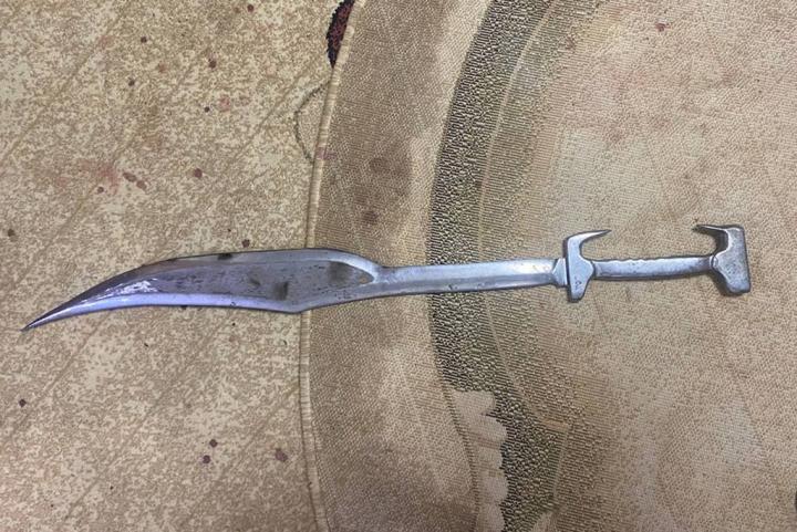 Самодельный меч из рессоры: 42-летний саратовец попал под статью за холодное оружие