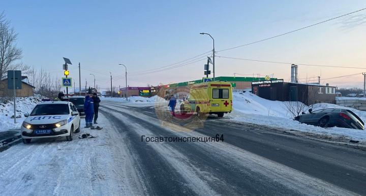 Утро в Усть-Курдюме началось с ДТП: «Ауди» улетела в кювет, двое госпитализировано