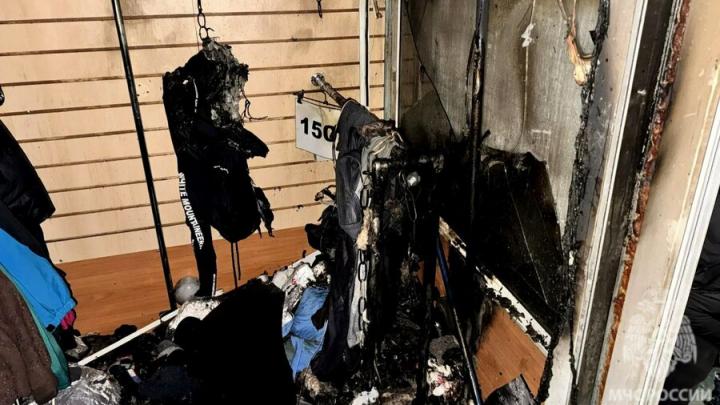 В торговом павильоне с одеждой в Саратове произошёл пожар