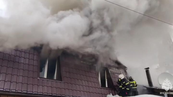 Пожар в Саратове охватил два дома и чуть не перекинулся на третий Пожар в Саратове охватил два дома и чуть не перекинулся на третий