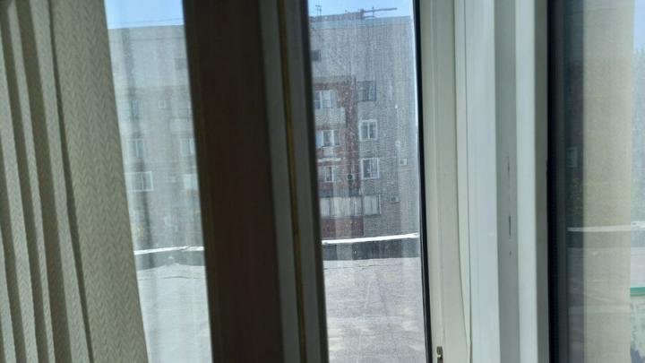 После атаки БПЛА в Саратове повреждены окна в соцучреждениях и жилых домах