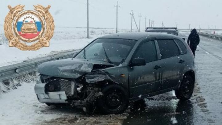 У саратовского села "Калина" врезалась в ограждение: пострадала женщина