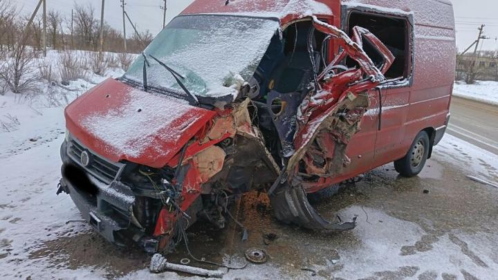 Водитель фургона пострадал в ДТП с грузовиком в Марксовском районе