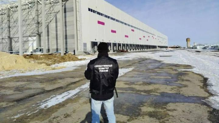 В Саратове рабочий упал с высоты на стройке: следователи проводят проверку