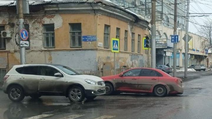 Иномарка угодила в огромный разлом на дороге на улице Чернышевского в Саратове