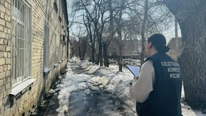 В Саратове с крыши на юношу упала глыба льда: возбуждено уголовное дело В Саратове с крыши на юношу упала глыба льда: возбуждено уголовное дело