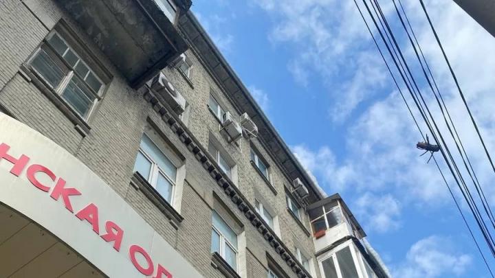 Мужчину госпитализировали после падения снега с крыши на улице Чапаева в Саратове