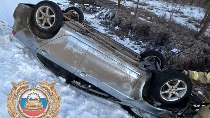 Иномарка перевернулась в Саратовской области: пострадала пассажирка