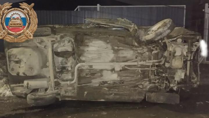 Молодёжь на "Приоре" влетела в бетонный столб в Саратове