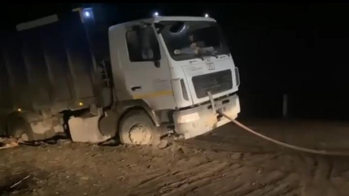 Мусоровоз дважды за сутки застревал в грязи на дороге у станции Карамыш Мусоровоз дважды за сутки застревал в грязи на дороге у станции Карамыш