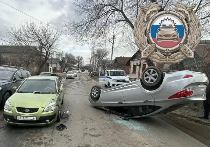 В Энгельсе две женщины не поделили дорогу - Hyundai перевернулся на крышу В Энгельсе две женщины не поделили дорогу - Hyundai перевернулся на крышу