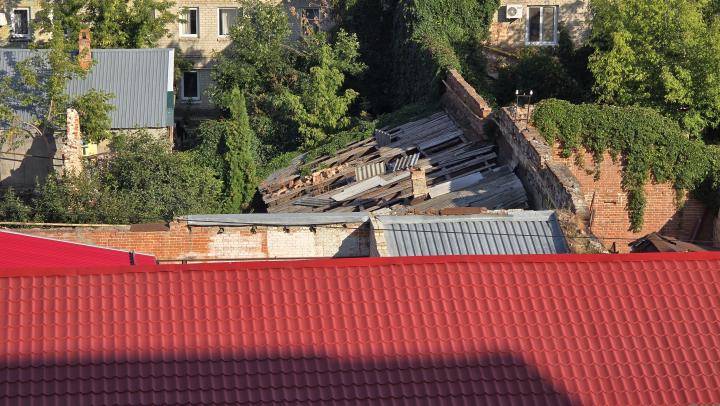 В многоэтажке на Волжской в Саратове рухнула часть перекрытия - заведено дело