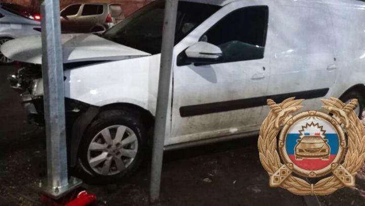 В Саратове в ночном ДТП с двумя "Ладами" пострадали оба водителя