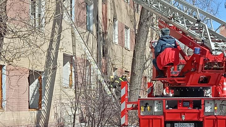 Расселенная пятиэтажка горит в Заводском районе Саратова