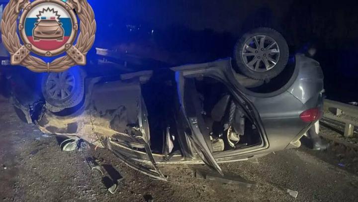 На дачах под Энгельсом перевернулась иномарка: трое в больнице