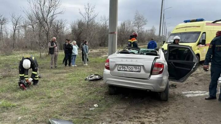 Водитель "Лады" врезался в столб и погиб на Вольском тракте в Саратове