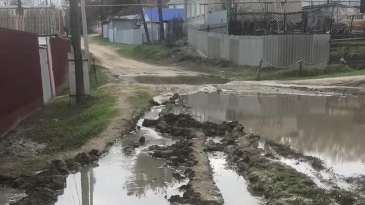 В поселке Красный Текстильщик второй год подряд вода заливает улицу из-за прорыва трубы