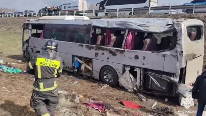 Автокатастрофа с "детским" автобусом: трое детей и взрослый остаются в больнице