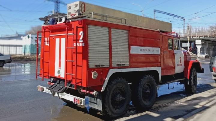 Дом и гараж горели на Большой Горной в Саратове Дом и гараж горели на Большой Горной в Саратове