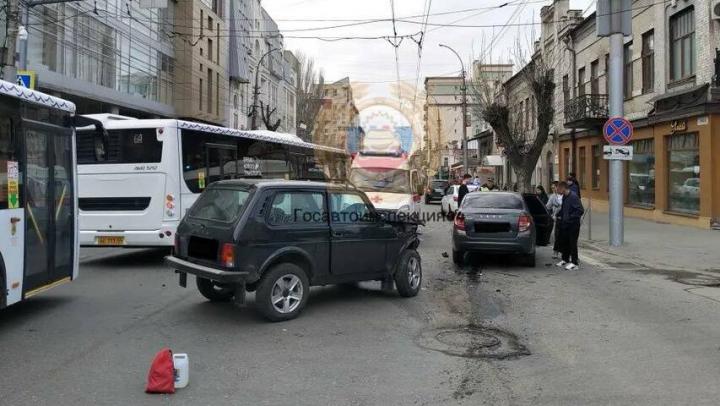 Две женщины пострадали в аварии у ТЦ "Аврора" в Саратове Две женщины пострадали в аварии у ТЦ "Аврора" в Саратове